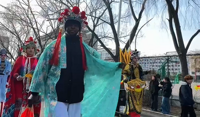 內(nèi)蒙古鴻德文理學(xué)院尼日利亞留學(xué)生踩高蹺鬧民俗