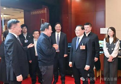 王偉中包鋼看望慰問內(nèi)蒙古代表團(tuán)駐地媒體記者