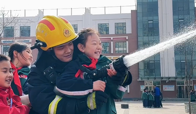 學(xué)生在互動中學(xué)習(xí)消防知識掌握應(yīng)急避險技能