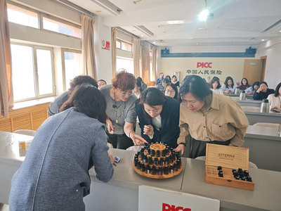 香遇美好 甜蜜同行！人保財險包頭市分公司開展三八婦女節(jié)主題活動