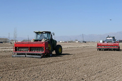 中華財(cái)險(xiǎn)巴彥淖爾中支參加自治區(qū)春播現(xiàn)場(chǎng)會(huì)暨“春播第一耬”活動(dòng)