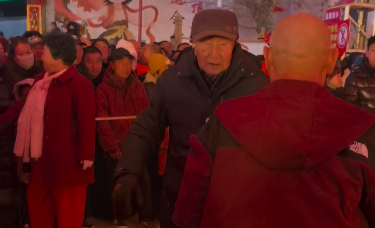 秧歌隊(duì)把87歲爺爺“勾”下場