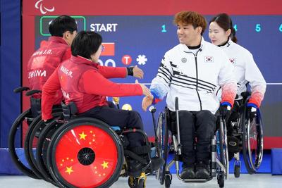 中國隊奪得冬殘奧會歷史首枚輪椅冰壺混雙金牌