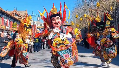 電音三太子亮相與游客熱情互動(dòng)