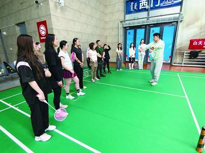 下班去哪？烏蘭察布青年夜校羽毛球課開班啦