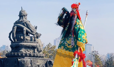 紅臉長髯醉關(guān)公亮相呼和浩特塞上老街