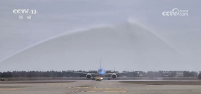 亮麗涂裝展新顏 國(guó)產(chǎn)大飛機(jī)C919再添新航線