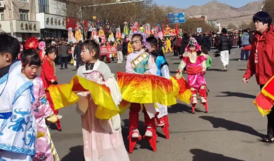 秧歌隊(duì)驚現(xiàn)七八歲萌娃踩高蹺