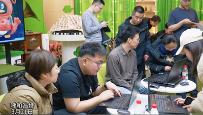 新華書店騰訊小龍蝦裝機體驗日 市民排隊“領養(yǎng)”全能“打工蝦”