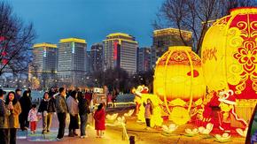 華燈璀璨映青城 　