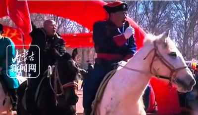 內(nèi)蒙古一中學舉行高考誓師大會 校長策馬出征寓意馬到成功