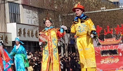 元宵社火秧歌天花板 “皇上”“皇后”扭得真賣力