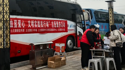 眾多居民走上草原云·內(nèi)蒙古新聞網(wǎng)號(hào)獻(xiàn)血車