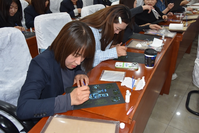 人保財險鄂爾多斯市分公司開展“她力量”婦女節(jié)手工DIY活動