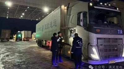 夜雪邊關(guān)守通途，青春無悔護國門