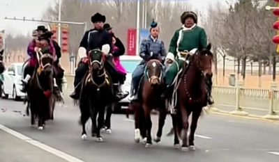 內(nèi)蒙古牧民騎馬送娃報到