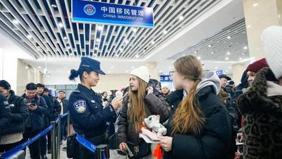 車水馬龍貨滿倉 二連口岸跑出對外開放“新速度”