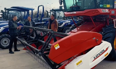 農(nóng)戶搶抓農(nóng)時(shí)選購(gòu)適合作業(yè)的新型農(nóng)機(jī)