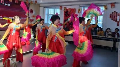 二卡社區(qū)聯(lián)歡會里的煙火年味