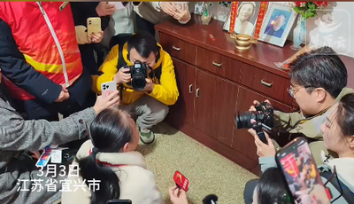 “國家的孩子”白金芬跪拜父母遺像