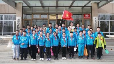 春風(fēng)送暖入敬老院 童心敬老情暖夕陽(yáng)