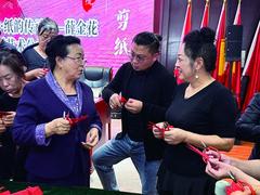 乌兰察布：非遗传承人手把手教剪纸，市民在家门口学习传统技艺