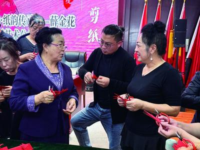 烏蘭察布：非遺傳承人手把手教剪紙，市民在家門(mén)口學(xué)習(xí)傳統(tǒng)技藝