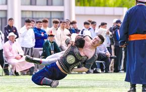 高校健兒角逐搏克賽場