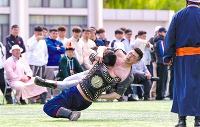 高校健兒角逐搏克賽場(chǎng)