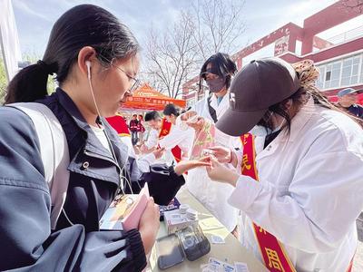 青春衛(wèi)士擺起“健康集市”  包頭醫(yī)學(xué)院科普游園會(huì)開園