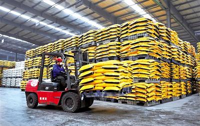 备足农资助春耕