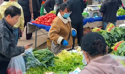市民穿梭于攤位間選購新鮮果蔬盡享便民實惠