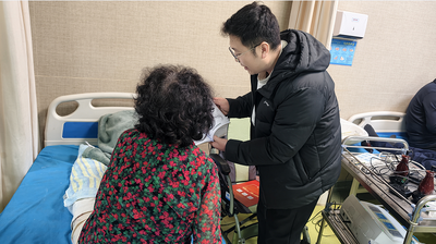 黨員上門(mén)遞溫情 保險(xiǎn)服務(wù)暖人心 太平人壽烏海中心支公司黨員服務(wù)隊(duì)開(kāi)展“上門(mén)辦”