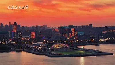 “橘子色”晚霞映照下，海邊足球場太美了