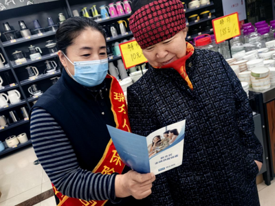 瑞眾保險呼倫貝爾中心支公司開展“誠信護航，保障萬家”宣傳教育進商圈活動