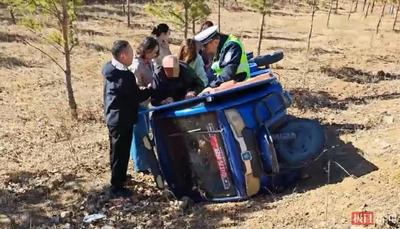 內(nèi)蒙古一鎮(zhèn)干部下鄉(xiāng)遇三輪車(chē)側(cè)翻，攔下縣委組織部車(chē)輛，眾干部與交警合力救出2名被困老人