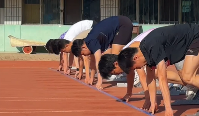 呼和浩特青少年(學(xué)生)田徑對抗賽鳴槍