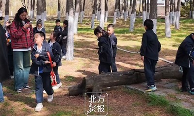 呼和浩特萬錦學校學生走進樹木園