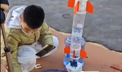 勝利街小學(xué)四年級(jí)三班學(xué)生王義成研制的水火箭飛天了