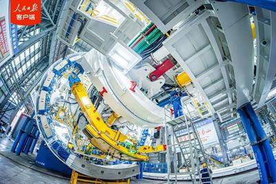 國產(chǎn)超大直徑盾構(gòu)機(jī)“奮楫號”，順利下線！