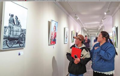 “鏡語草原”攝影展