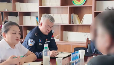 38岁民警因满头白发意外走红