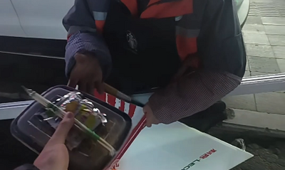 呼和浩特小哥晚上收攤 把未售完的盒飯免費(fèi)送給環(huán)衛(wèi)工人