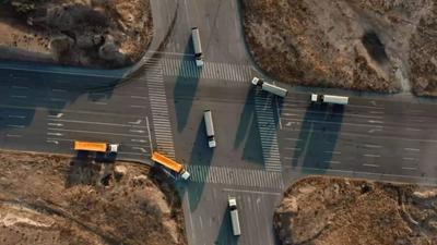 全國首個(gè)！跨盟市無人駕駛烏?！吧下贰? title=