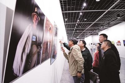 視覺盛宴送到家門口  第30屆全國攝影藝術(shù)展覽精品展包頭巡展開展