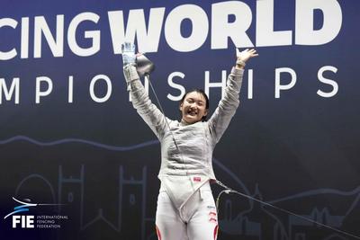 中国小将潘其妙击剑世青赛夺金