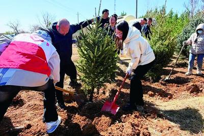 集寧區(qū)：青年上山植樹，為家鄉(xiāng)添綠