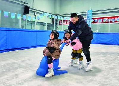烏蘭察布：20組家庭體驗(yàn)親子冰上運(yùn)動(dòng)