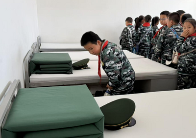 烏海社會各界400余人沉浸式探軍營