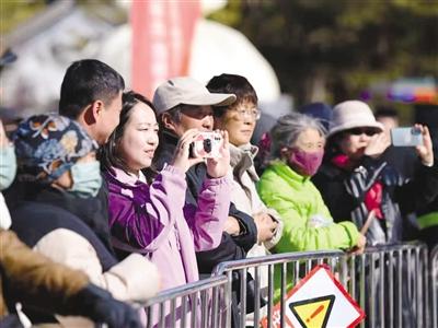 ?舞臺(tái)搬到煙火巷 歌聲飛入百姓家——“歌游內(nèi)蒙古?百姓星舞臺(tái)”文化惠民演出紀(jì)實(shí)